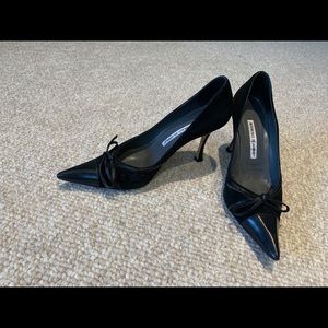 Manolo Blahnik 7.5 suede and black leather pumps